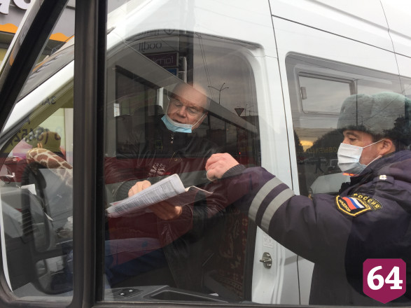 Водитель автобуса ел яблоко без маски и попался