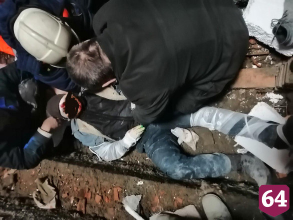Спасатели вытащили упавшего в шахту лифта рабочего
