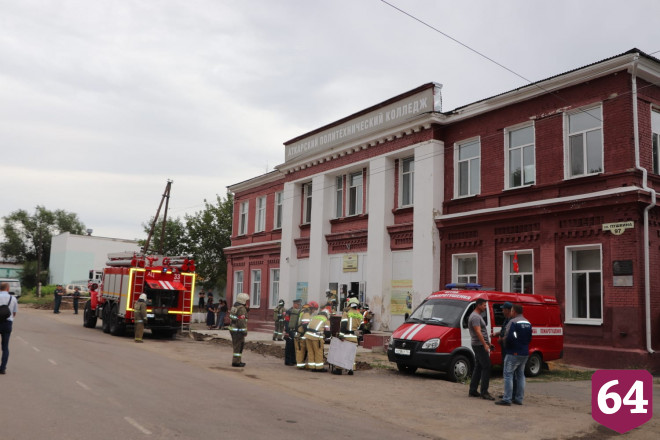 Пожарные эвакуировали людей из колледжа под Саратовом 