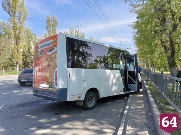 Две женщины пострадали в массовом ДТП с маршруткой в Саратове