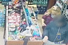 В Саратове женщина похитила телефон в алкомаркете и попала на видео