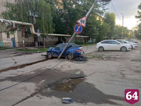 В Саратове водитель легковушки врезался в УАЗ и снес столб