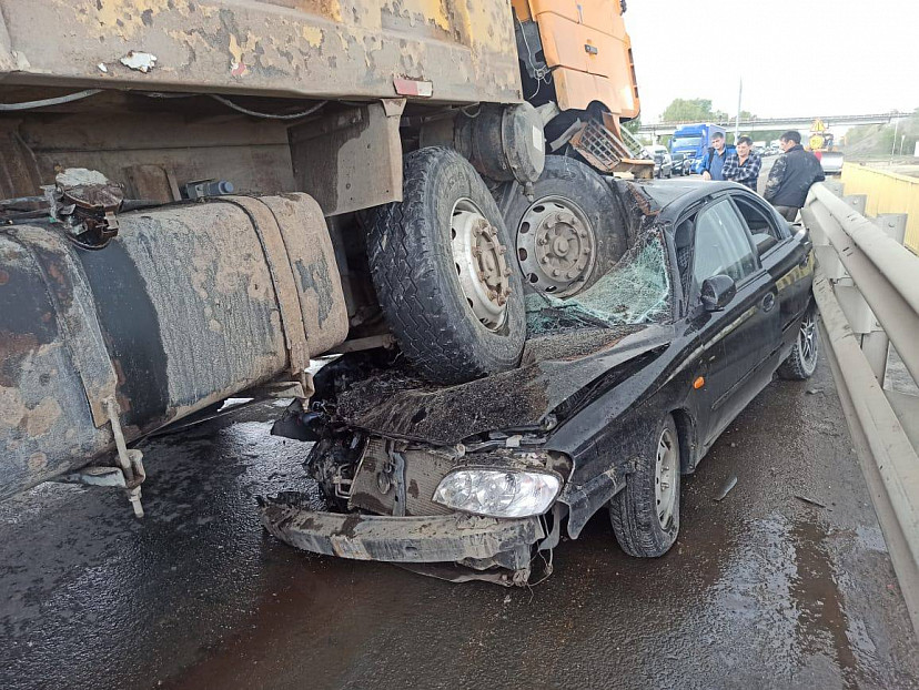 В Саратове самосвал в ДТП раздавил легковушку