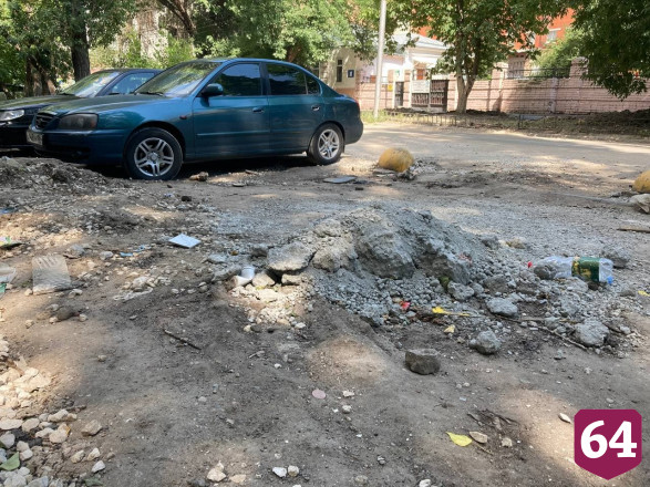 Саратовцы пожаловались на изуродованный в центре города двор