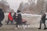 Саратовская семья ездит по магазинам на снегоходе