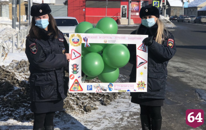 В Саратове полицейские угощали водителей сладостями