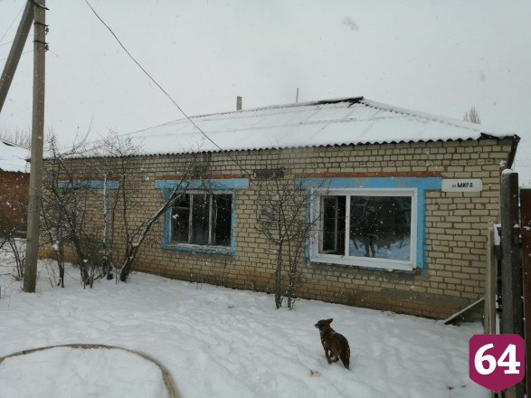 Пожарные тушили под Саратовом дом на две семьи