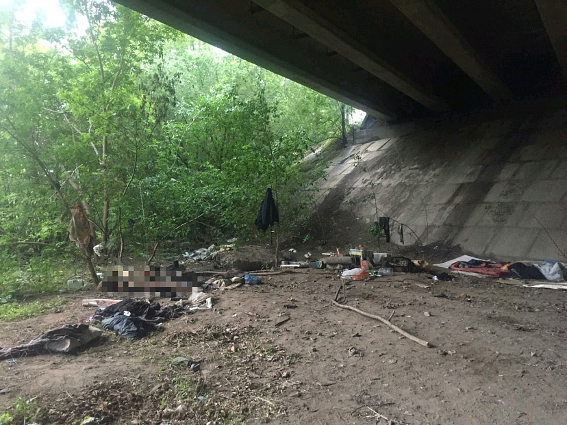 Живущий под мостом мужчина до смерти забил подругу за измену 