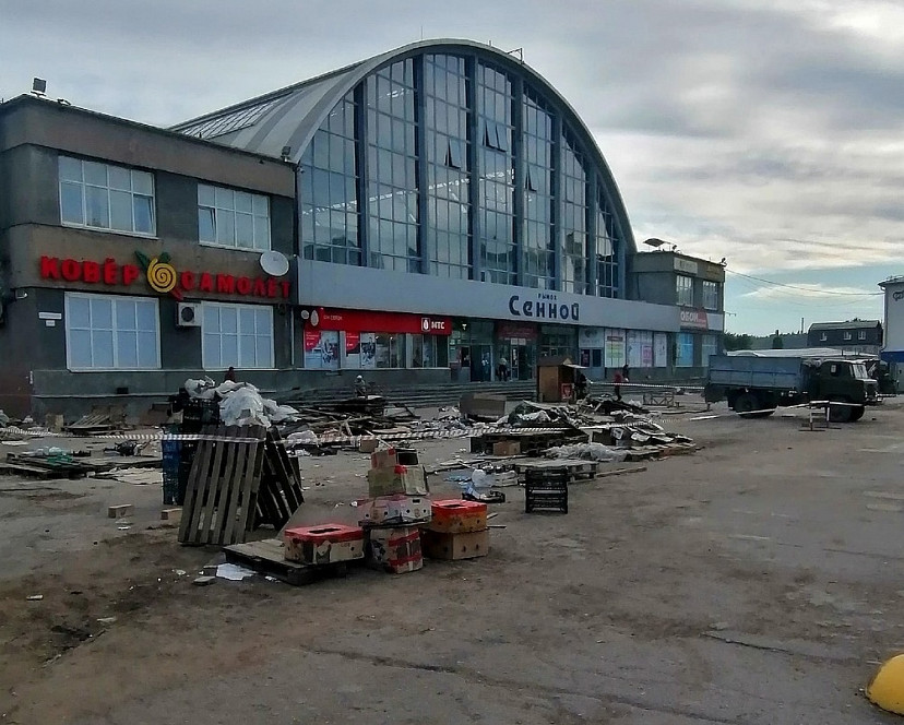 Перед Сенным рынком убрали торговые палатки