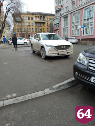 Автохамы регулярно бросают машины у детсада в центре Саратова