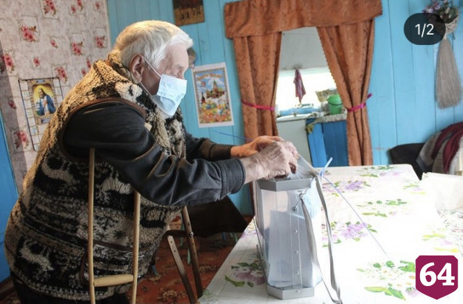 Пожилые жители Саратовской области голосуют на участках и дома