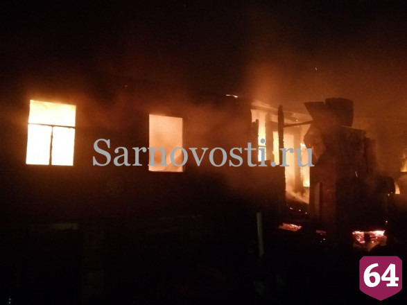 Пожарные потушили полыхающий дом в Саратове