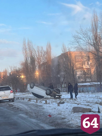 В Энгельсе «Шкода» перевернулась на крышу