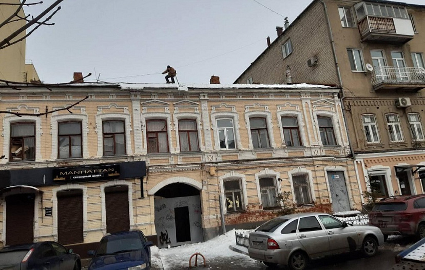 В Саратове из-за угрозы схода наледи огородили 330 зданий 