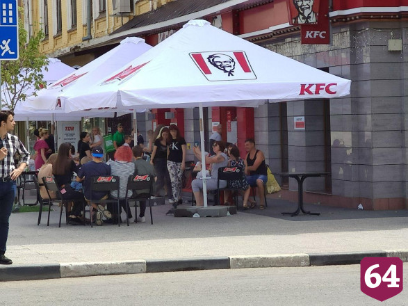 В Саратове кафе начали работать на улицах