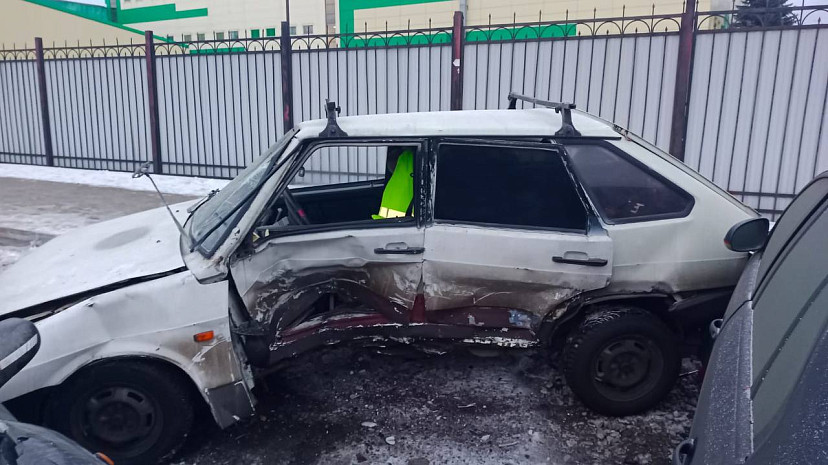 Водитель легковушки пострадал в массовой аварии на Осипова