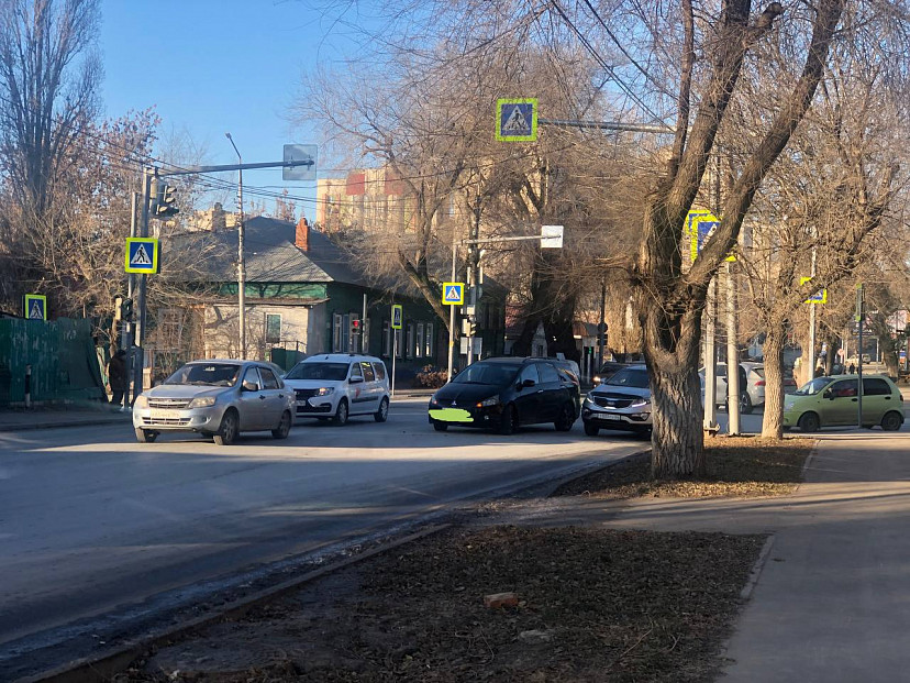 Минивэн сбил мужчину в центре Саратова
