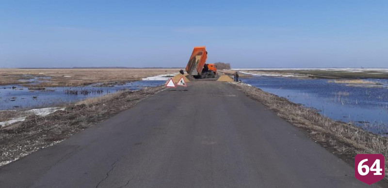 Под Саратовом оперативно восстановили затопленную дорогу