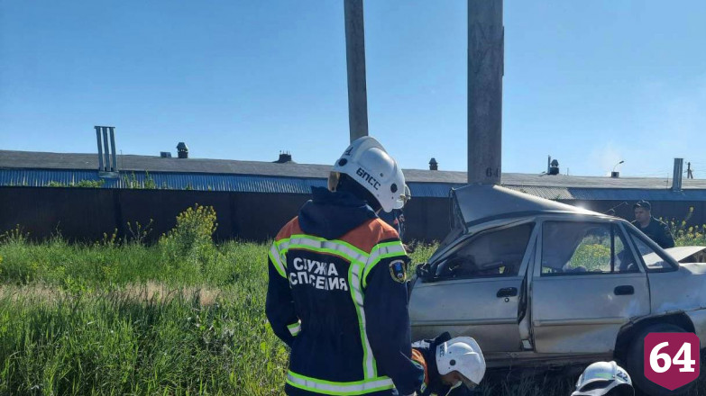 Под Саратовом водитель иномарки протаранил столб и погиб