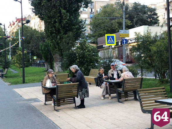 Жители Саратова вышли на вечернюю прогулку без масок