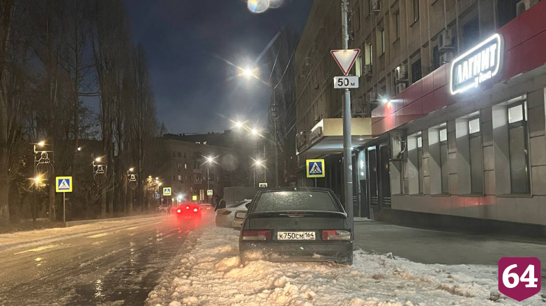 Саратовцы пожаловались на обросшую льдом улицу у горпарка