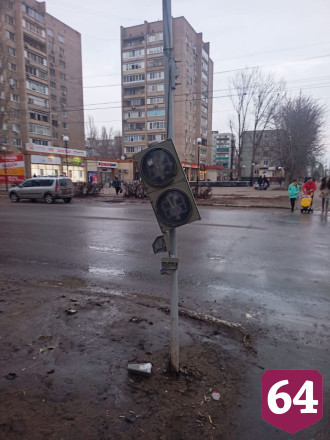Вандалы сломали светофор в Балакове