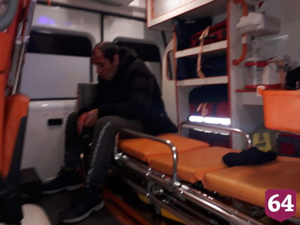 Сбежавший из больницы мужчина пробил головой лобовое стекло