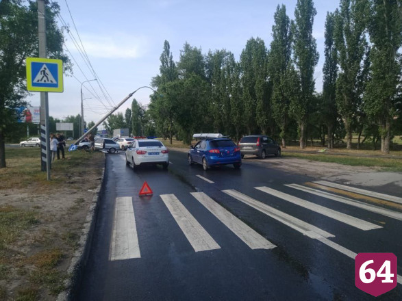 Под Саратовом автомобиль сбил женщину и врезался в столб