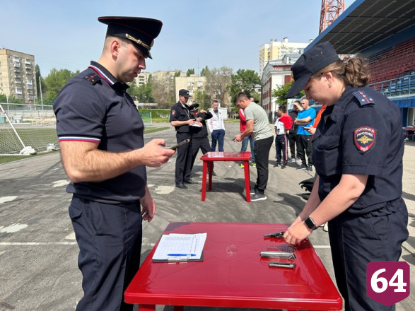 В Саратове полицейские соревновались в перетягивании каната