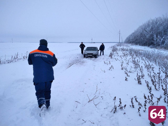 В сугробе под Саратовом застряли автомобили с ребенком и беременной 