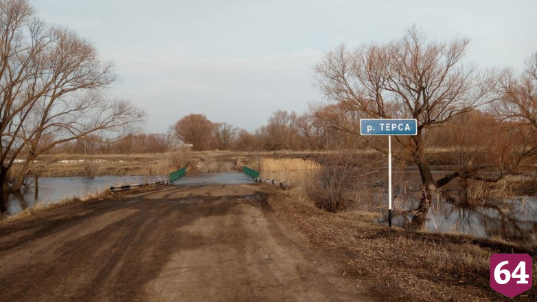 Паводковые воды затопили два моста в Саратовской области