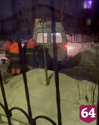 Жители Саратова выталкивали «скорую» из ледяной колеи