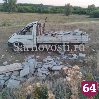 Под Саратовом опрокинулся грузовик со стройматериалами