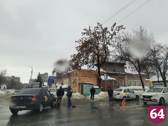 Таксисты не поделили перекресток в Саратове