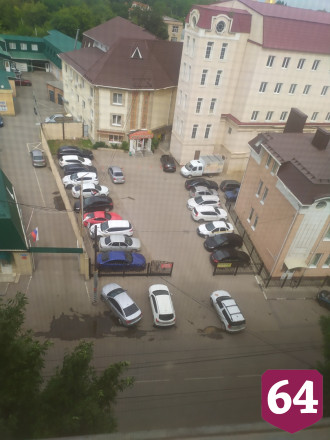 В Энгельсе автохама «вежливо» предупредили кирпичом