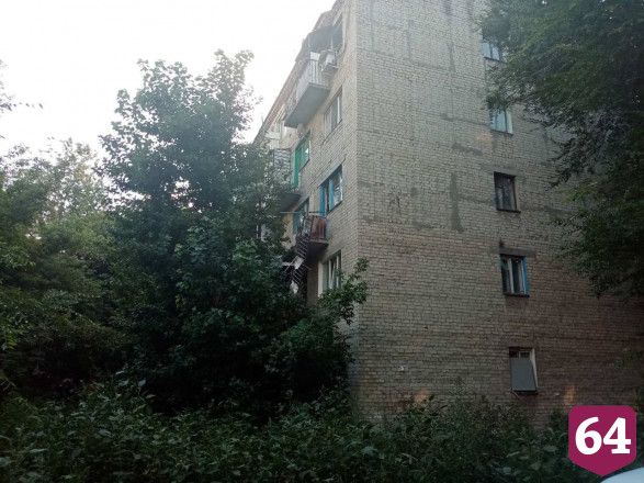Житель Саратова рухнул с балкона 3-го этажа
