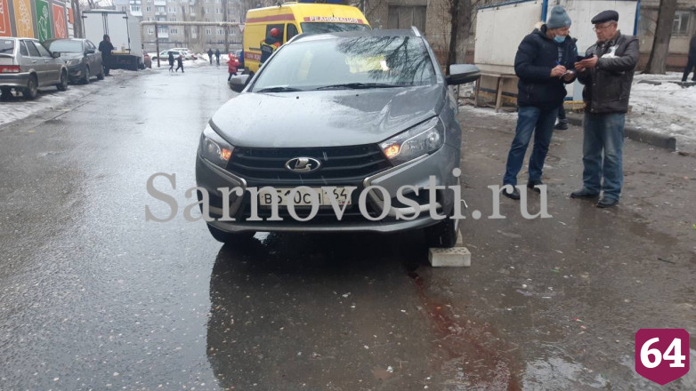 В Саратове пьяный посетитель рюмочной закатился под машину