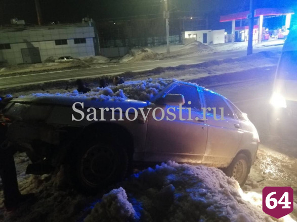 В Саратове пьяный мужчина угнал машину друга и попал в ДТП