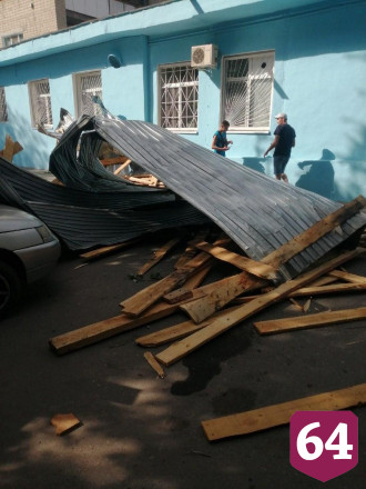 В Саратове крыша магазина «Красное и Белое» рухнула на две машины