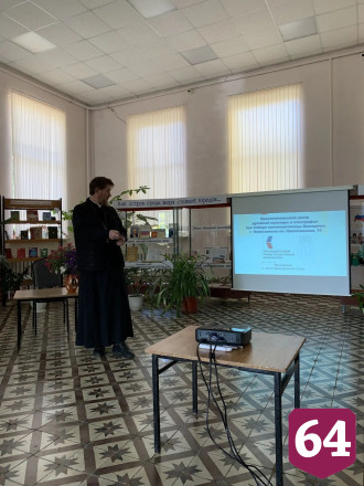 Издание саратовского краеведа передали в библиотеку