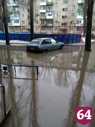 Многоэтажку отрезало от мира дождевыми водами