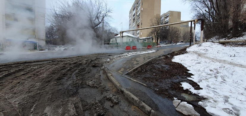 На затопленной улице в Саратове провалился асфальт