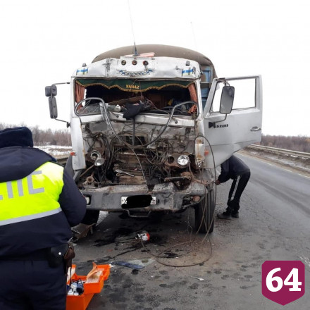 На саратовской трассе в ДТП с грузовиками травмировался дальнобойщик
