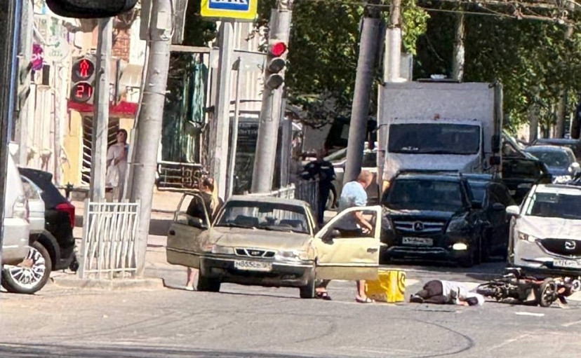 В центре Саратова курьер службы доставки попал в ДТП