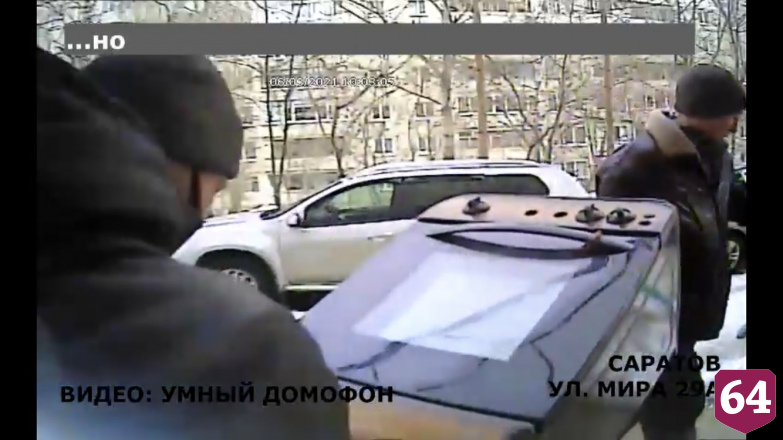 В Саратове похитители газовой плиты из подъезда попали на камеры