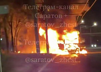 На дороге в Саратове полыхала фура с прицепом
