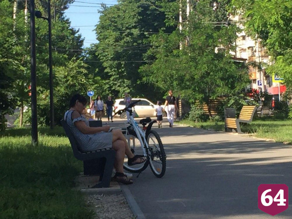 Саратовцы на самоизоляции устроили свадебную фотосессию на набережной 