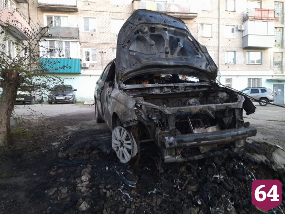 Очевидцы сняли на видео предполагаемый поджог такси