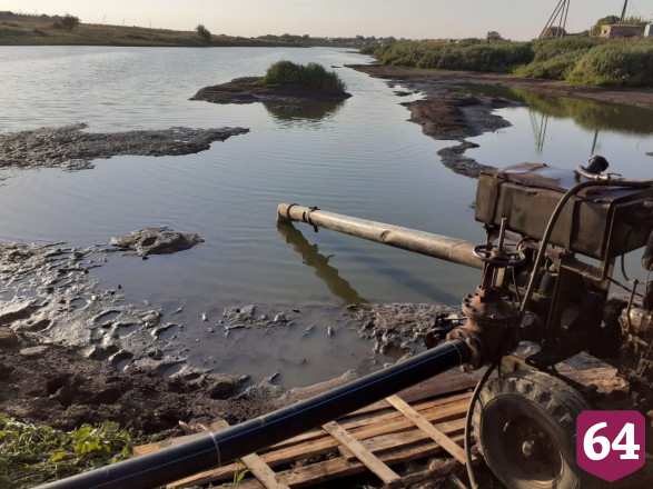 Экскаваторы тонули в иле при расчистке водохранилища под Саратовом 