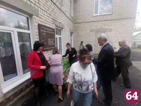 В честь погибшего от коронавируса врача открыли мемориальную доску